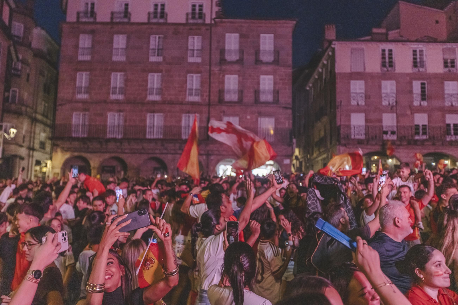 Galería | Camisetas, banderas y las calles de Ourense llenas de emoción por ver a España jugar los cuartos de final, en fotos