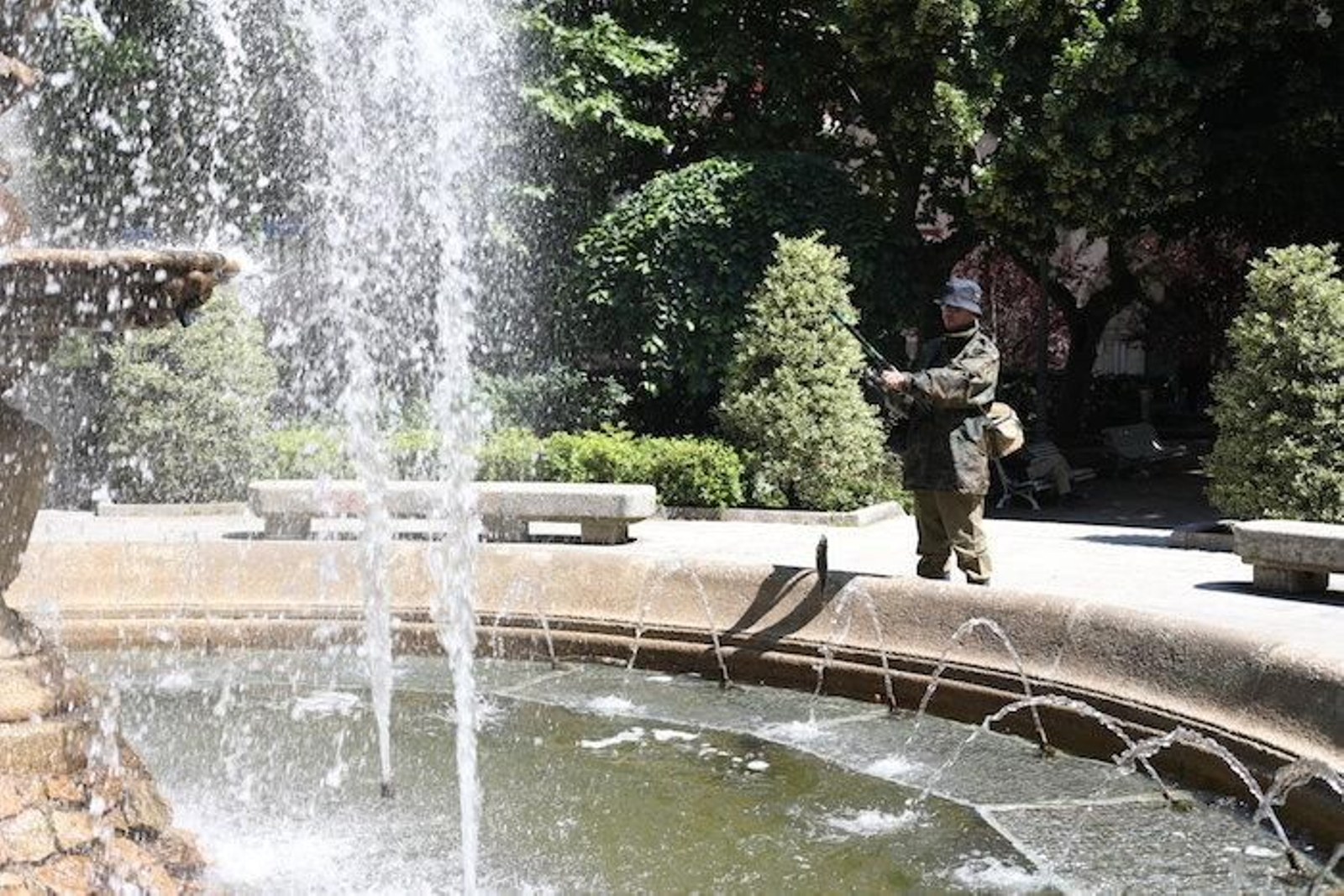El Pescador recoge una "trucha" en la fuente del parque de San Lázaro de la ciudad, ayer por la mañana.