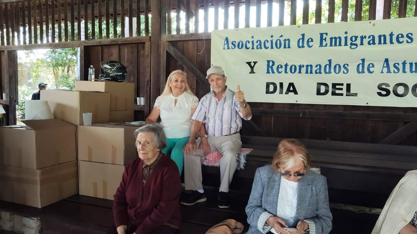 En primer término la presidenta del Consejo de Comunidades Asturianas, María Antonio Fernández Felgueroso
