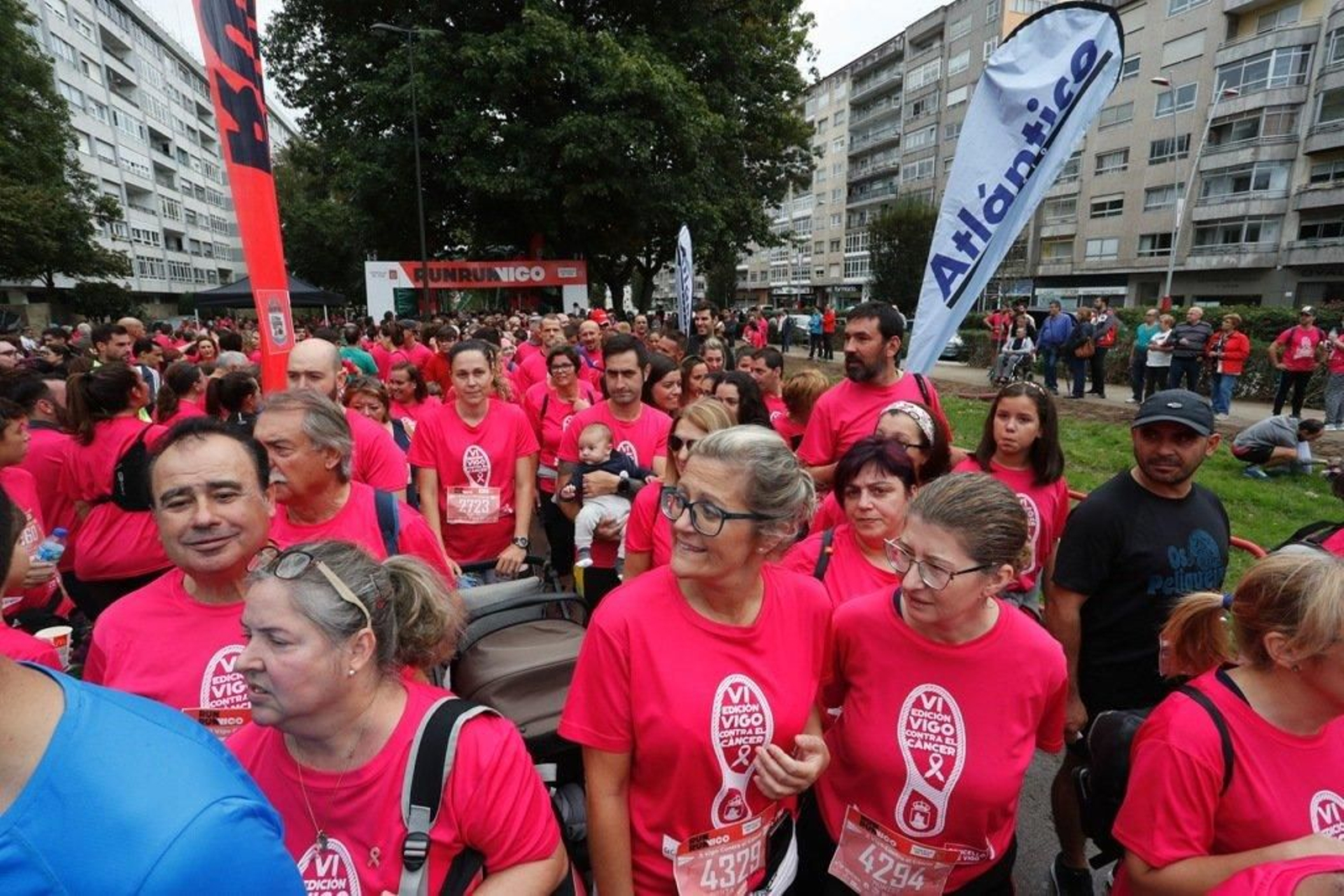 El color rosa abarrotó la Avenida de Castelao - JV Landín 180