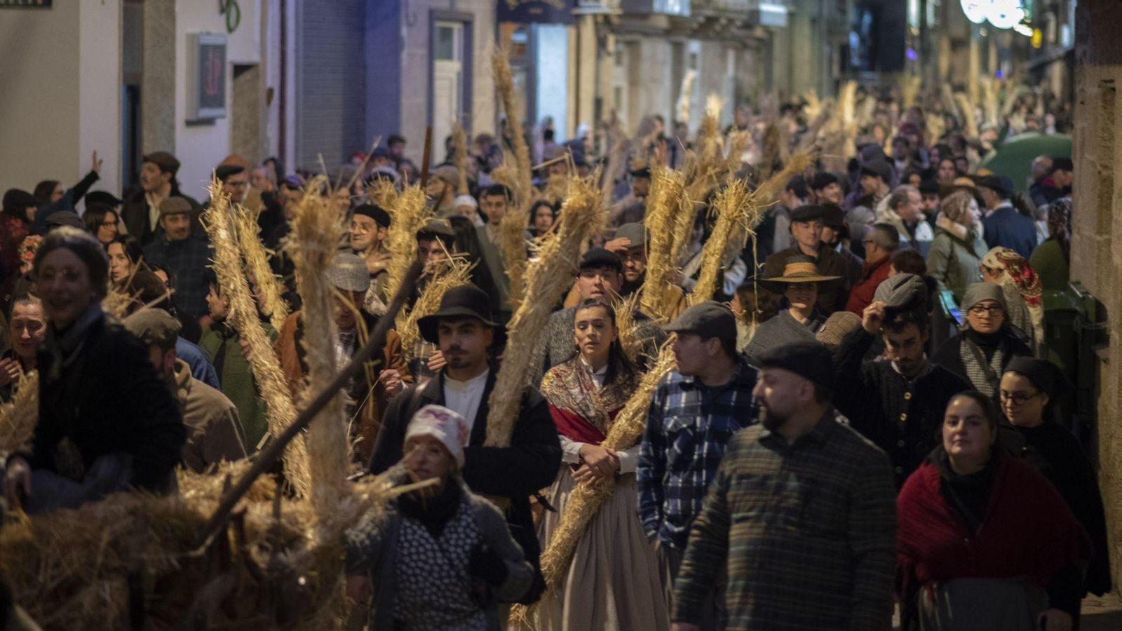 Procesión cos fachós polas rúas de Xinzo.