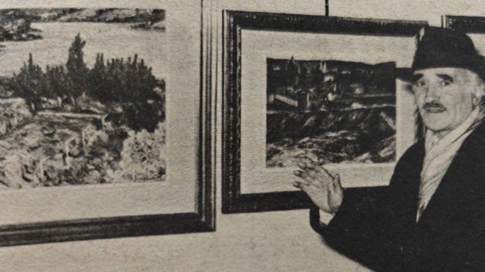 Luis Trabazo con alguno de sus cuadros.