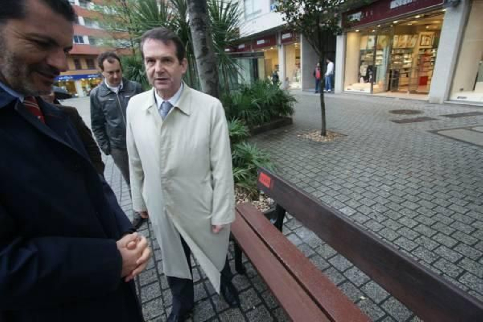 Abel Caballero, al lado de uno de los bancos, firmado como todo lo realizado durante este mandato por Alcaldía, la marca del mandato actual.