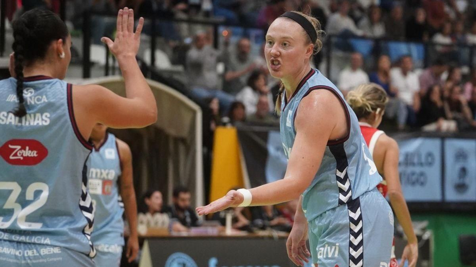 Paula Salinas saluda a Jess Kelliher, MVP de la Liga y piedra angular del Celta más ganador de la historia.