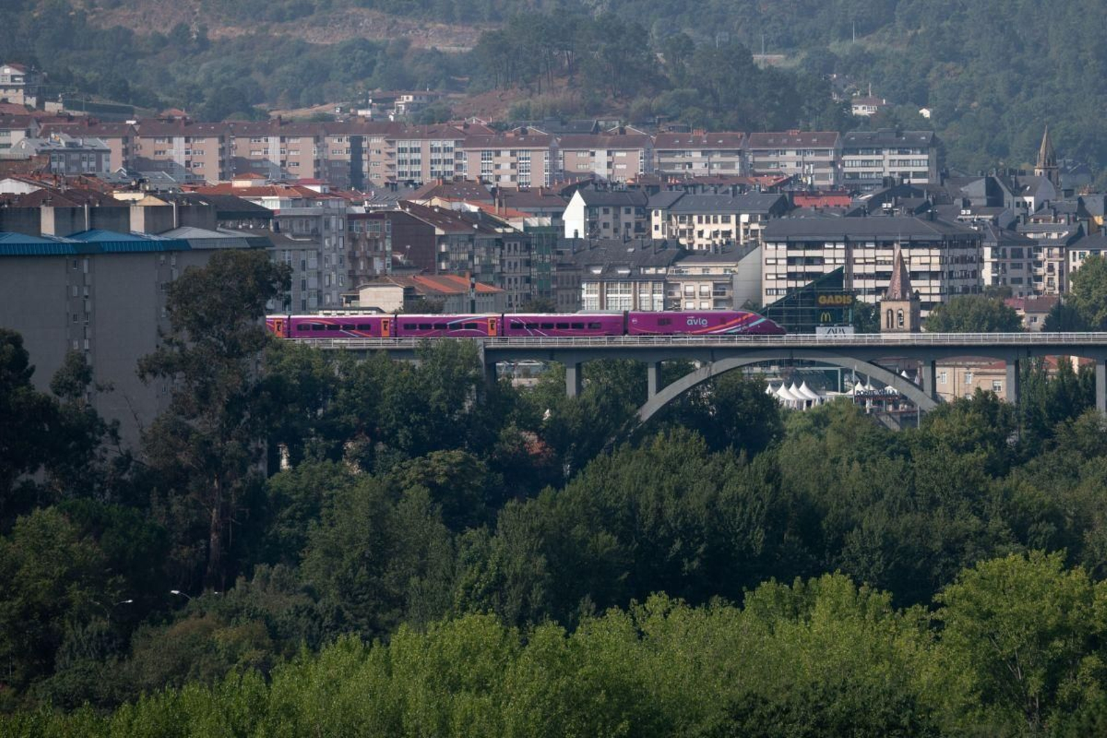 Un Avlo de la serie 106, los talgo Avril, cruza el viaducto sobre el Miño a la salida de Ourense.