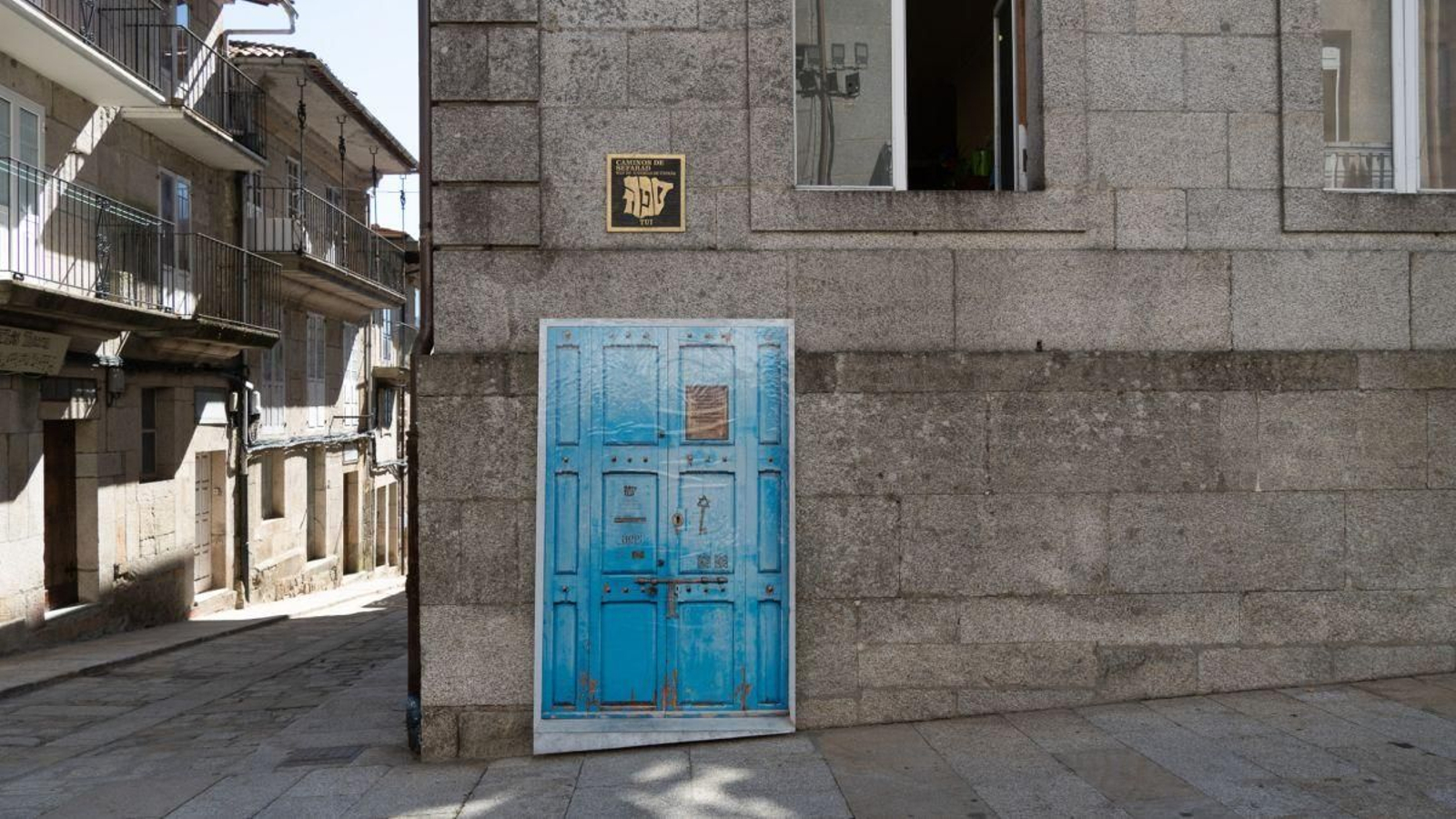 Homenaje al recuerdo de Sefarad en Tui a través de un photocall de una puerta azul.