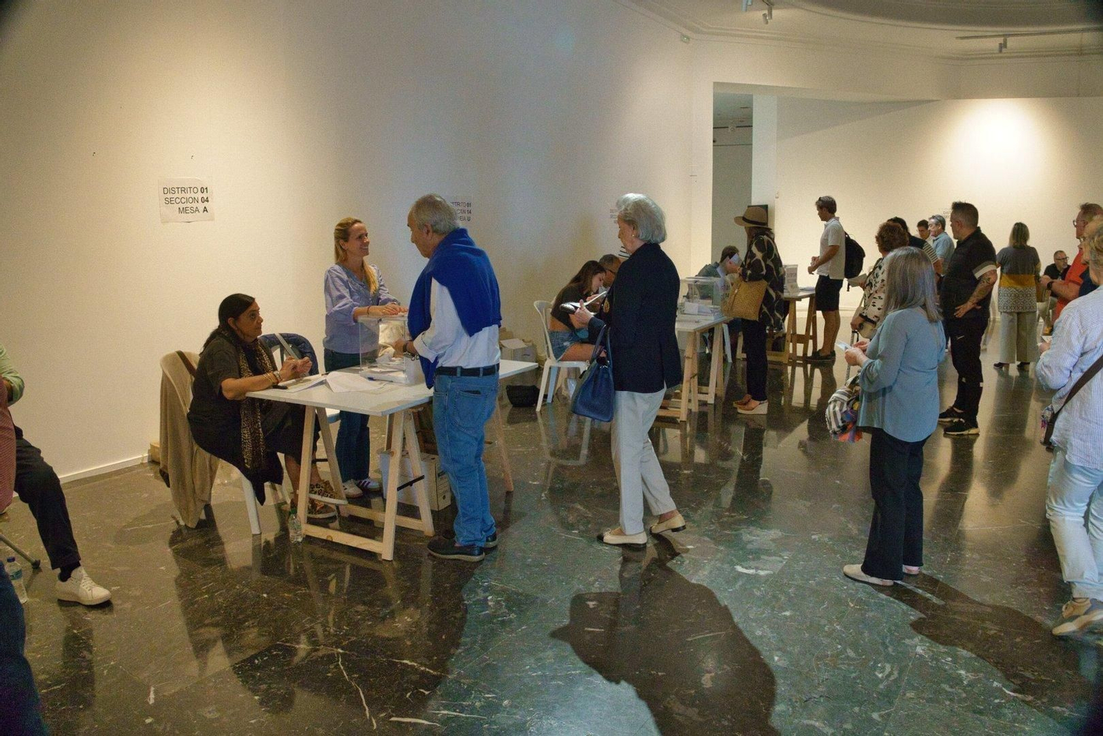 Cola para votar en la Casa das Artes.