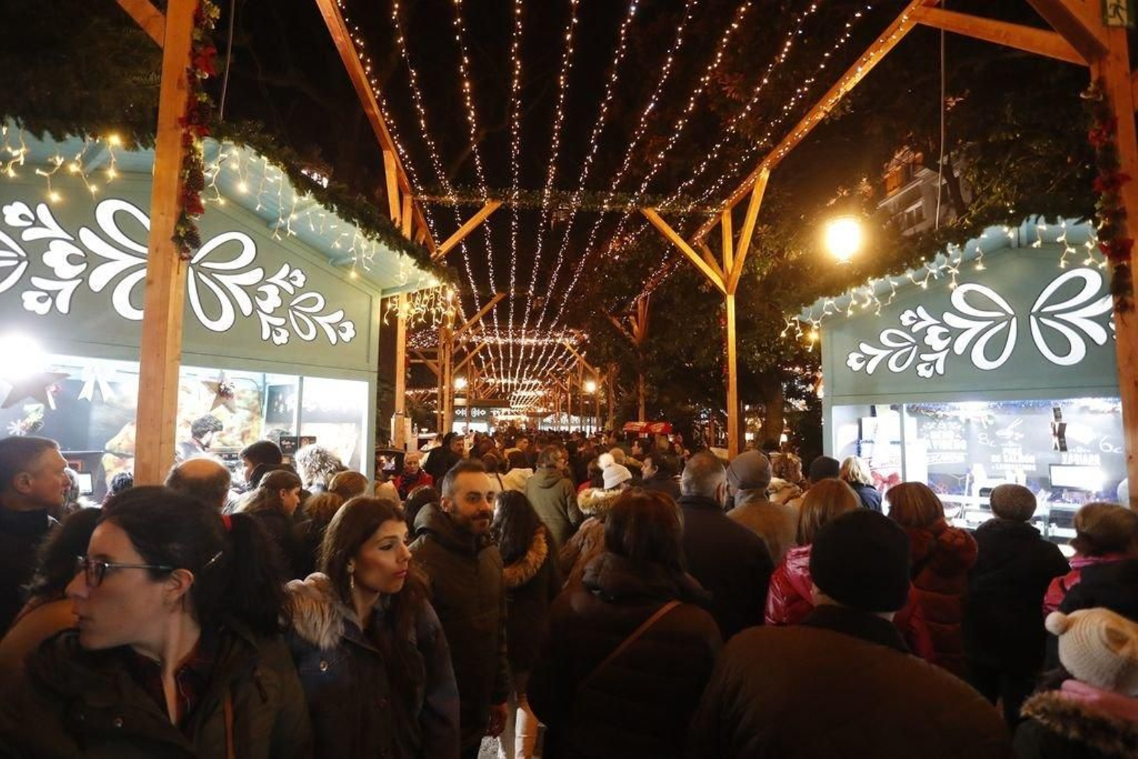 Los turistas invaden Vigo en el Puente111
