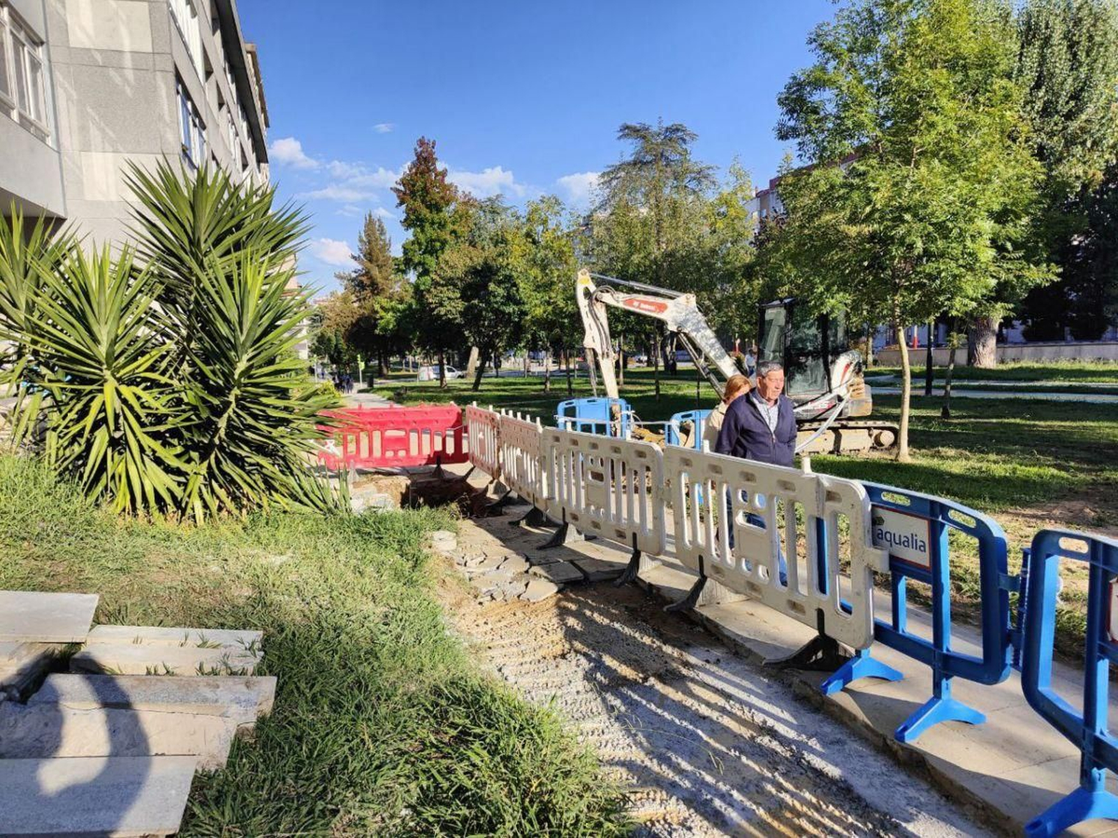 Obras en la red de abastecimiento ayer en Castelao.