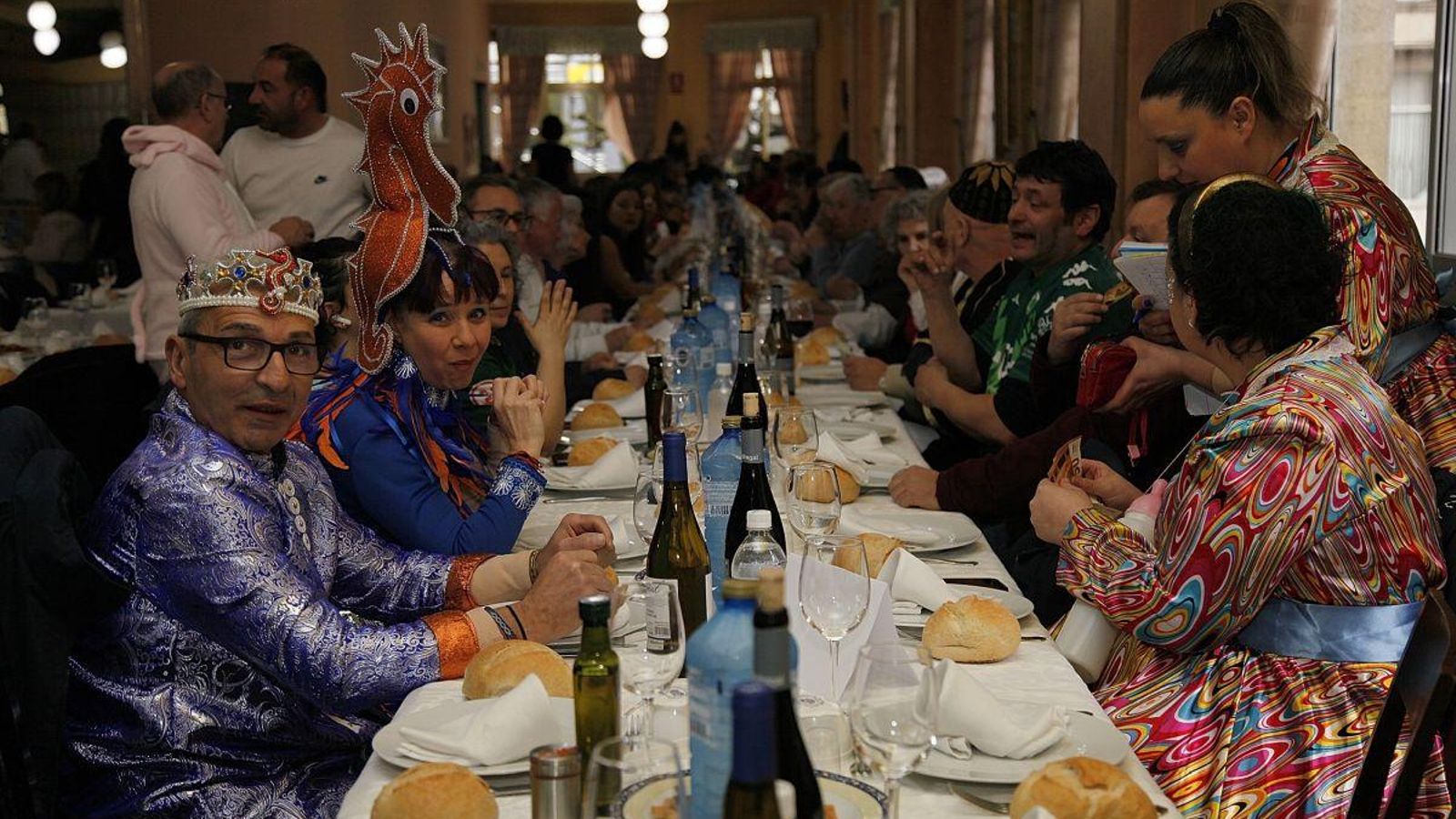Una mesa de entroideros disfrutando del “xantar da cachucha”.