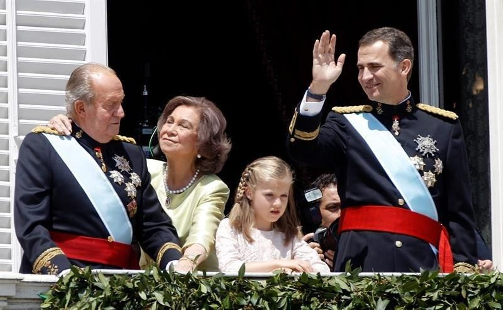 El Rey Don Felipe VI, junto a sus padres Don Juan Carlos y Doña Sofía y la Princesa de Asturias, en el balcón central del Palacio Real