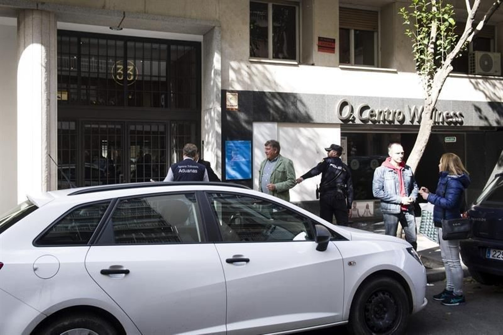 Uno de los funcionarios de la Agencia Tributaria (i) en el exterior del domicilio madrileño del exvicepresidente del Gobierno y expresidente de Bankia, Rodrigo Rato. (EFE)