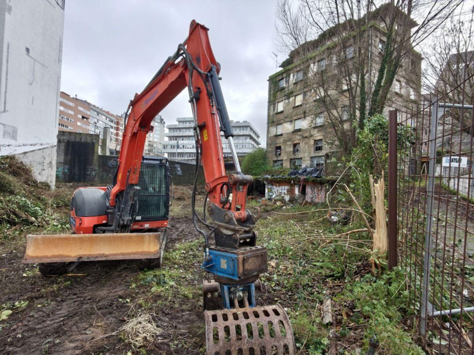 Las máquinas esta semana en el edificio abandonado situado junto a los antiguos juzgados de la calle Lalín.
