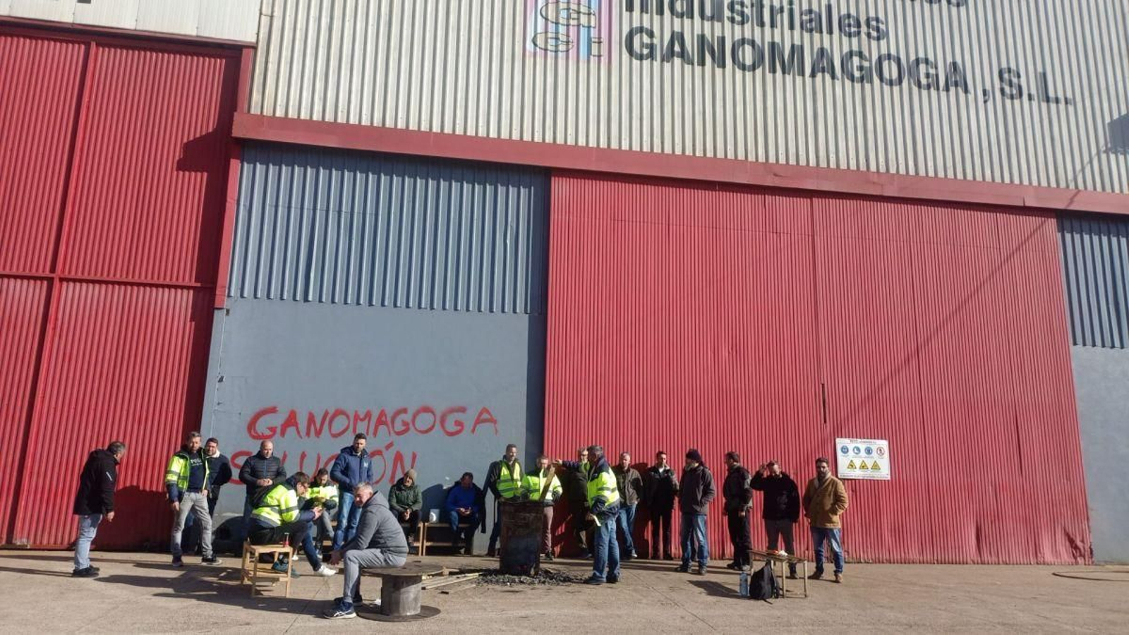 Los trabajadores pasaron la jornada a la intemperie, en el exterior de la fábrica en Areas, desde las 7 de la mañana.