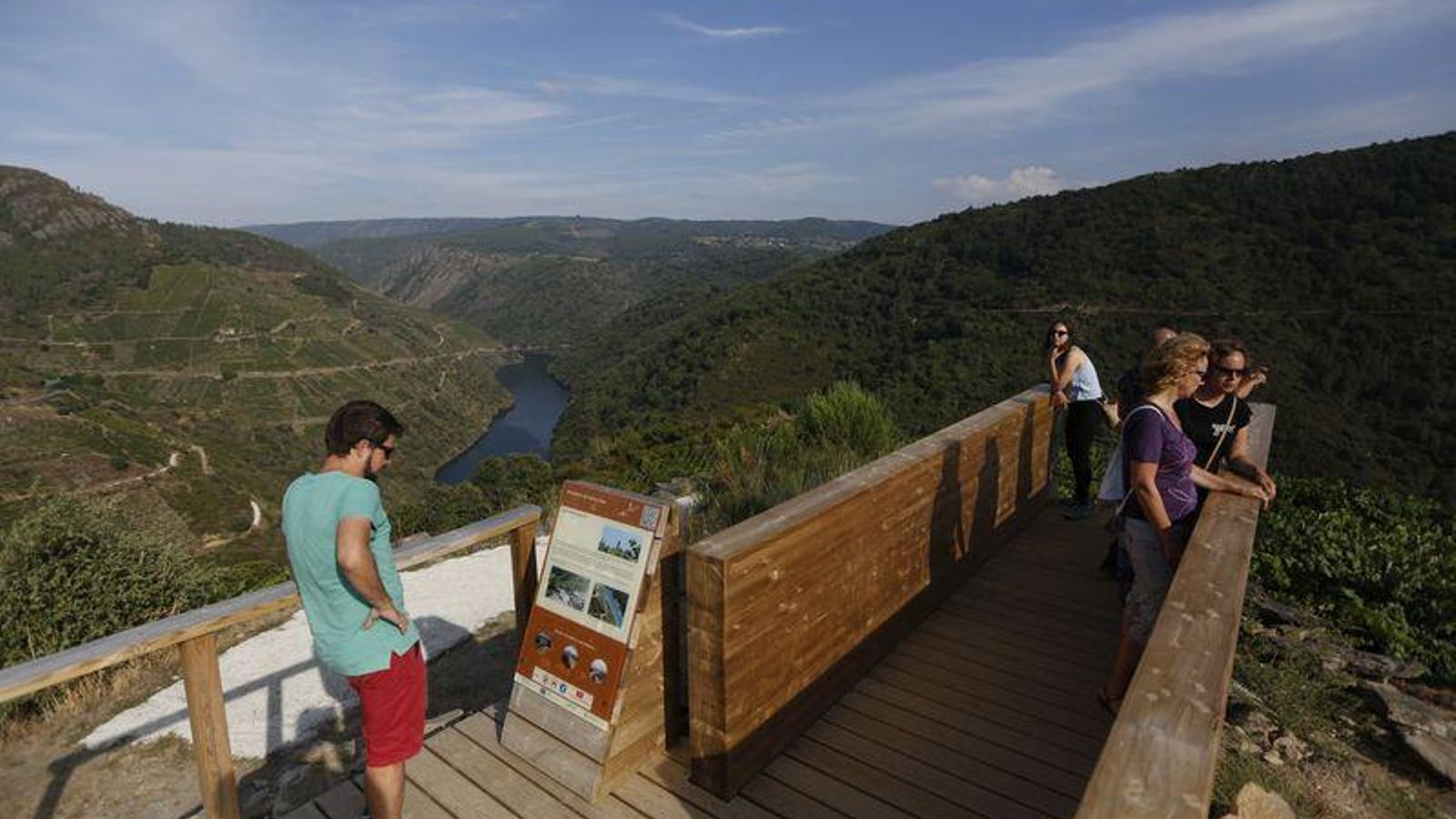 Amandi (Sober). 28/08/2019. Vendimia en la ribeira Sacra con da bodega Damm, primera en hacerlo en toda Galicia. En la foto turistas en el mirador de Souto Chao. Foto: Xesús Fariñas