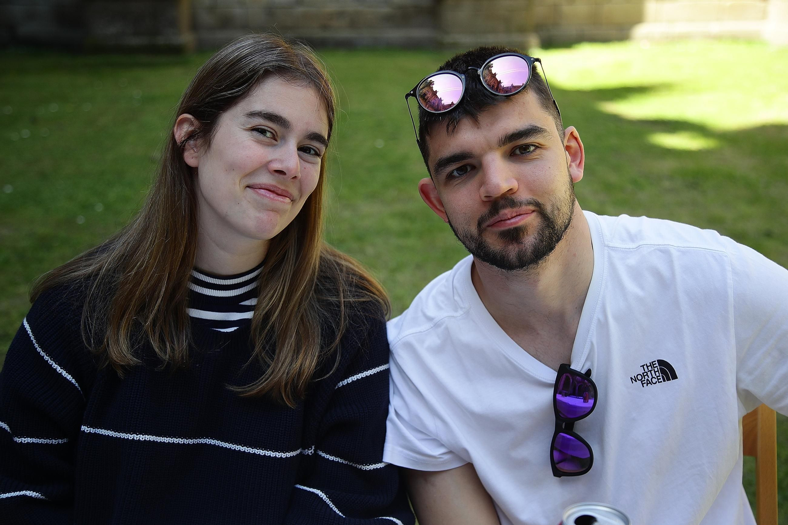 Lucía y Kevin ante la cámara antes de disfrutar de una edición más de la Festa da Faba.