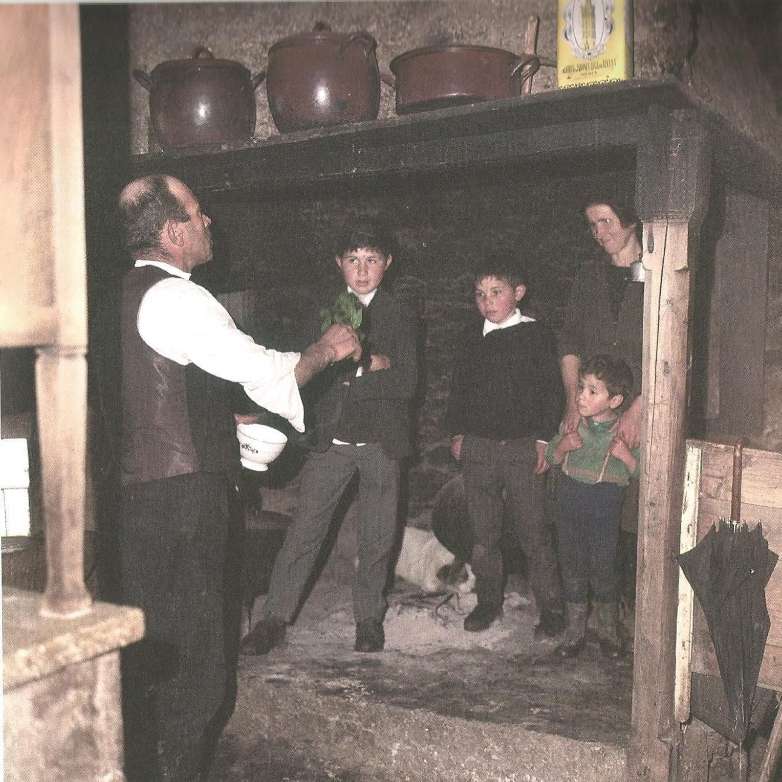 Bendiciendo con el agua el Sábado Santo, la casa y sus  moradores.