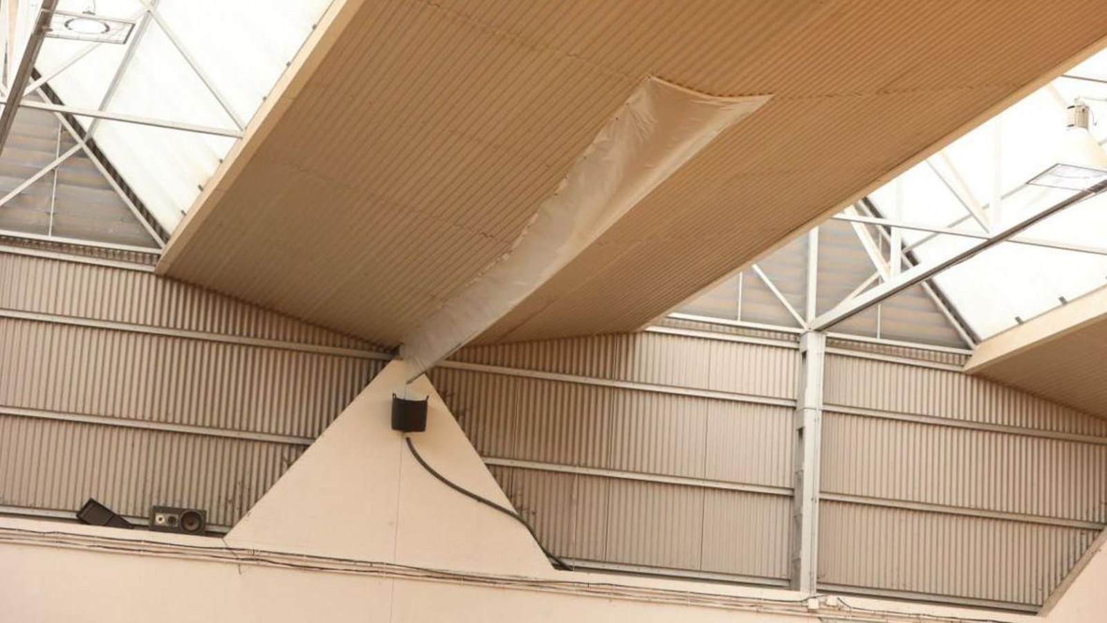 Imaginativo sistema de canalización de goteras y condensación.