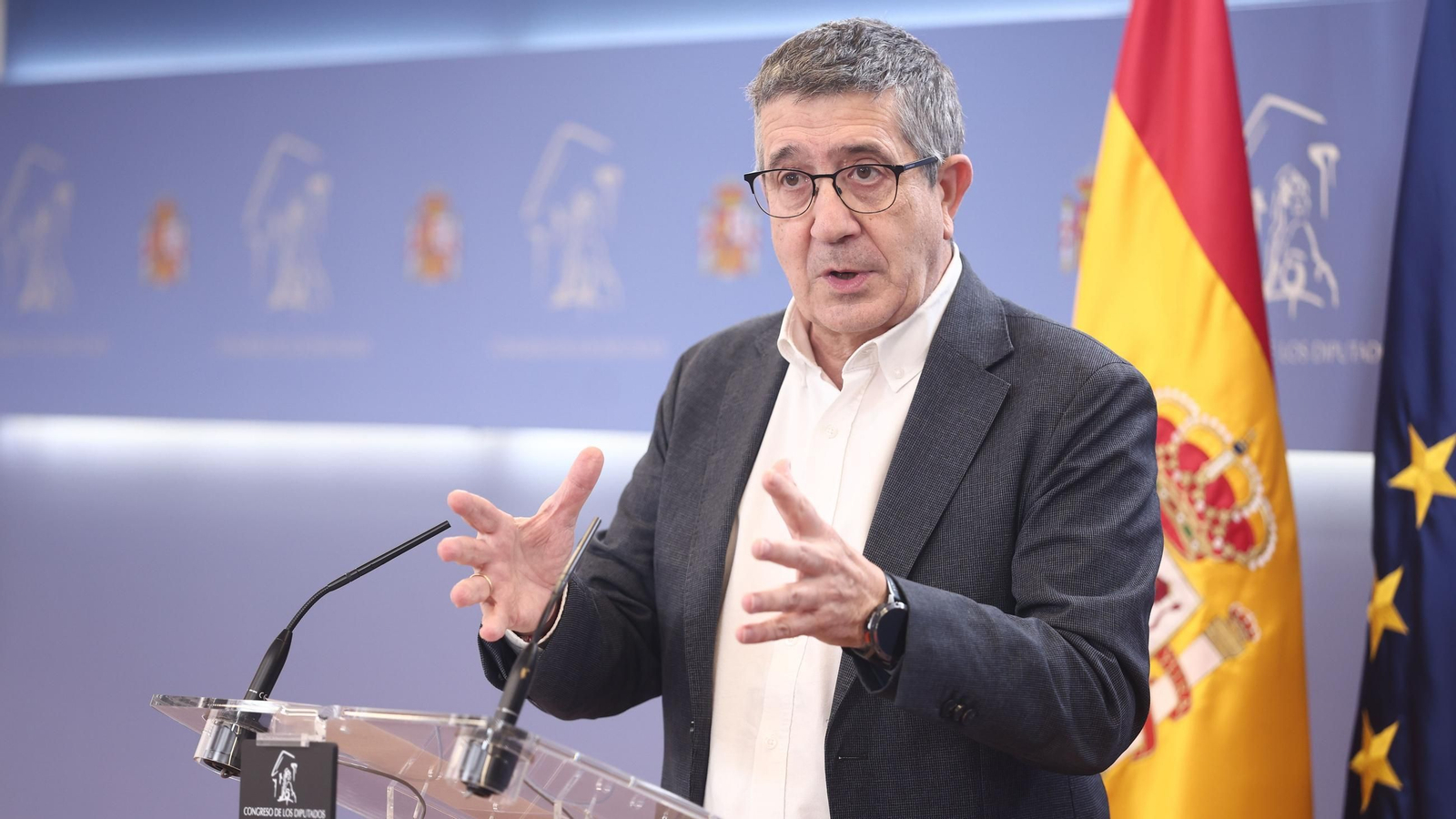 El portavoz del PSOE en el Congreso, Patxi López, durante una rueda de prensa en el Congreso de los Diputados
