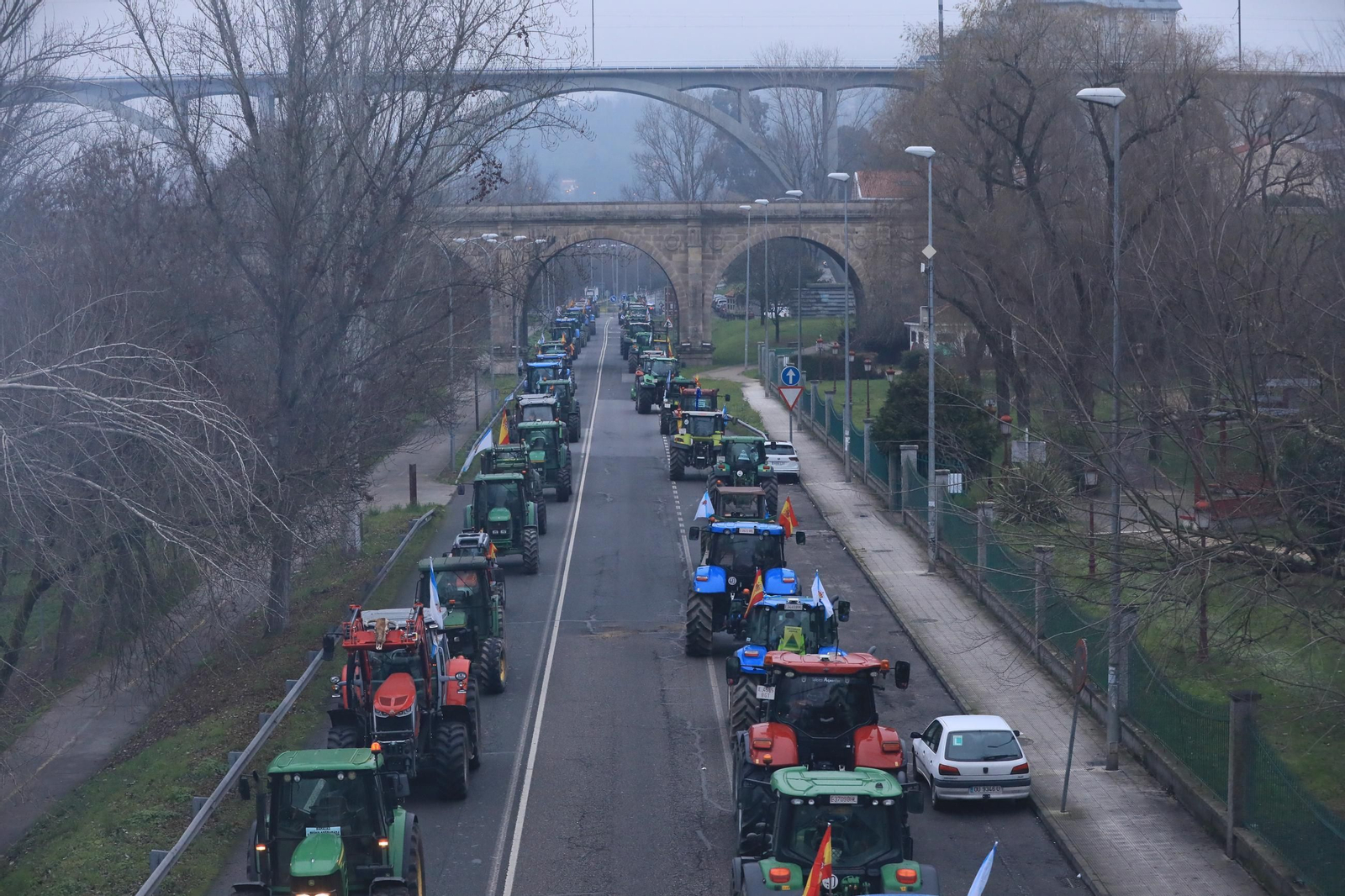Galería | Largas hileras de tractores bloquean la N-120 en Ourense, en el cuarto fin de semana de protestas