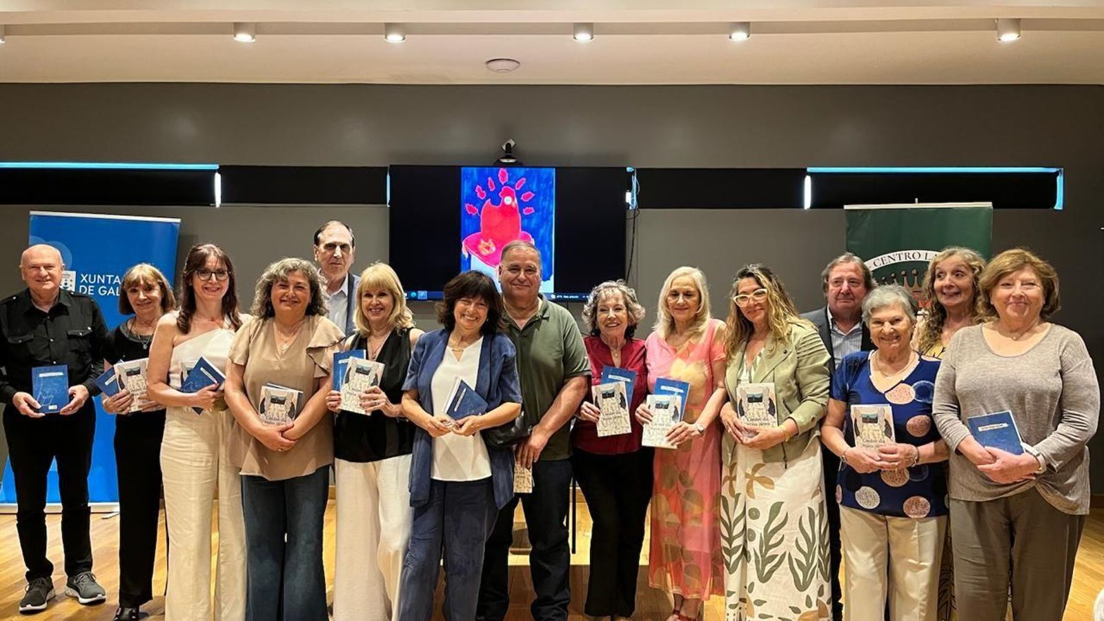 Los autores por orden de izquierda a derecha Manuel Otero Lorenzo, Ester Gil Gómez, Elizabeth Espada, Alejandra Fernández, José Luis Seoane; María Núñez, Mirta Alonso, Alberto Sánchez, Celia Otero, Carmen Anido, Nélida Jorge Conde, Manuel Gómez Mella, Carmen Fontan Dios, Graciela Carral, Beatriz Campo.  ( son 15 en la foto , hubo una ausencia por viaje)