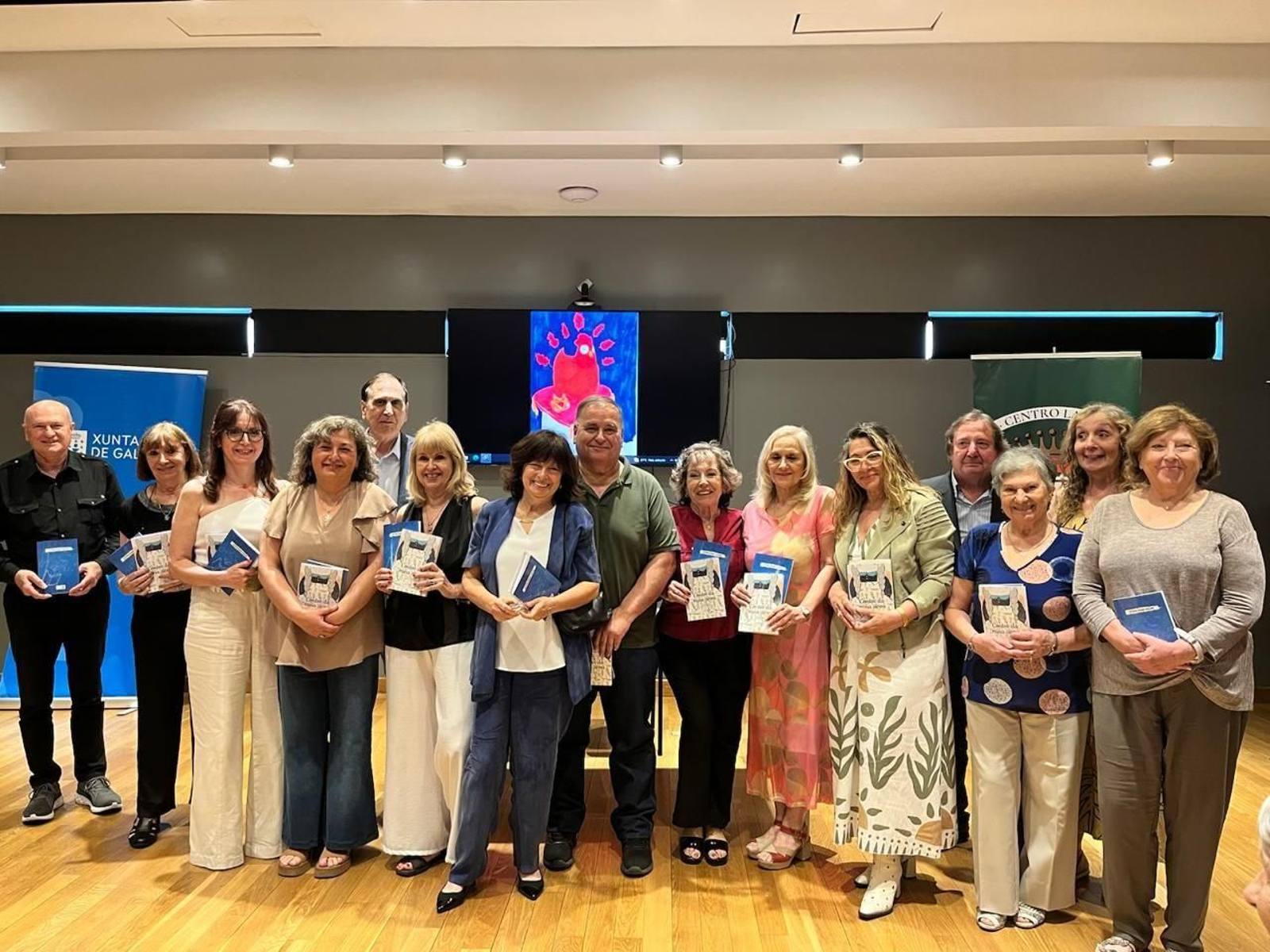 Los autores por orden de izquierda a derecha Manuel Otero Lorenzo, Ester Gil Gómez, Elizabeth Espada, Alejandra Fernández, José Luis Seoane; María Núñez, Mirta Alonso, Alberto Sánchez, Celia Otero, Carmen Anido, Nélida Jorge Conde, Manuel Gómez Mella, Carmen Fontan Dios, Graciela Carral, Beatriz Campo.
