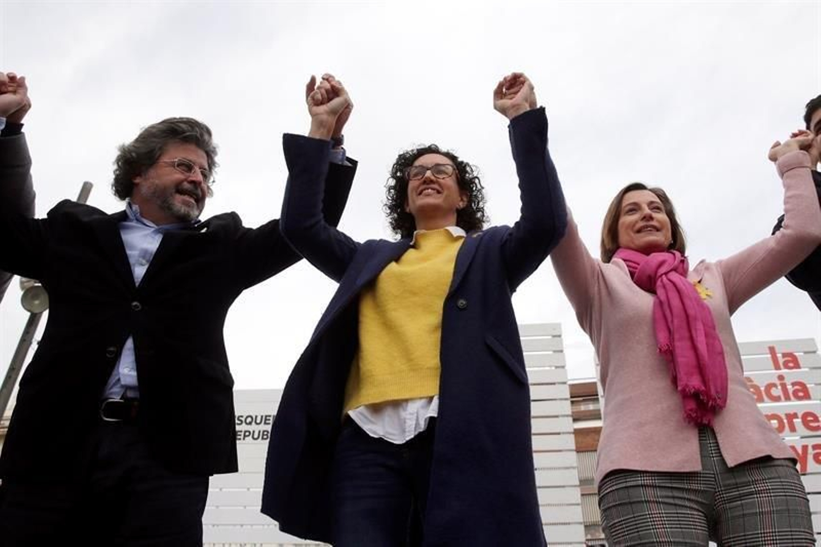 La secretaria general de ERC y número dos de la candidatura para las elecciones del 21D, Marta Rovira (c)