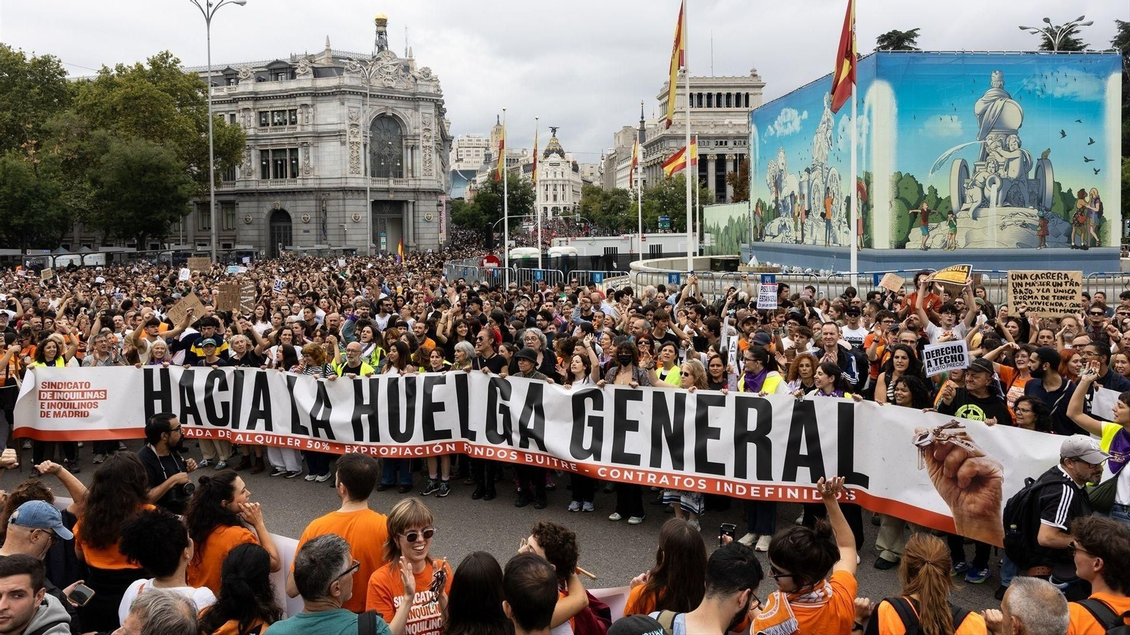 Numerosas personas sostienen una pancarta con el lema "Hacia la huelga general" durante una manifestación para exigir una reducción del precio de los alquileres de la vivienda.
