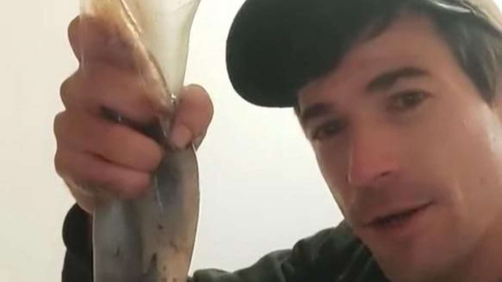 El actor Juanjo Ballesta posa con el gigantesco calamar pescado por él mismo en la Ría de Vigo. // Fotos: @juanjoballestaactor