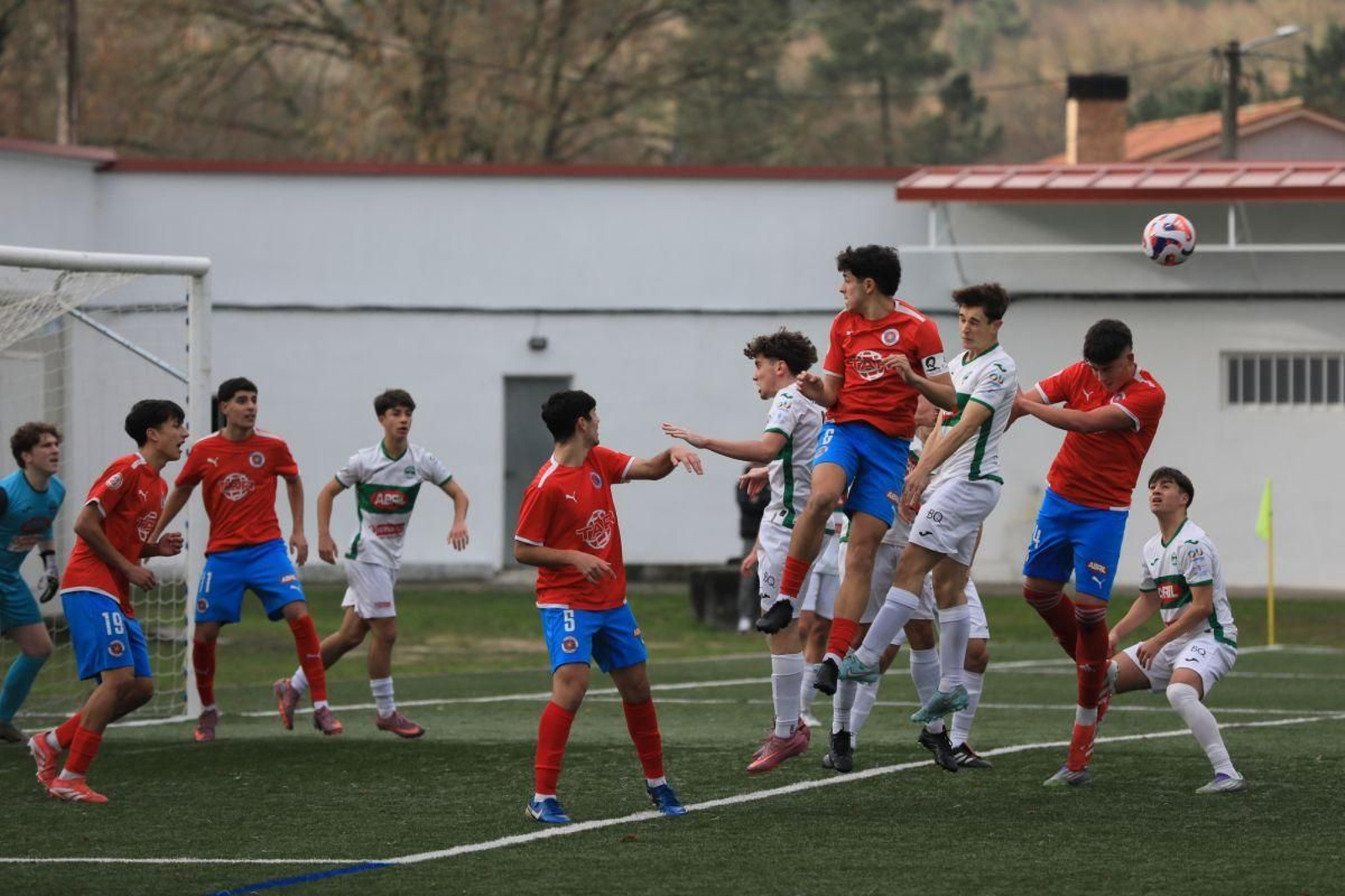 Saque de esquina en el derbi UD Ourense-Pabellón.