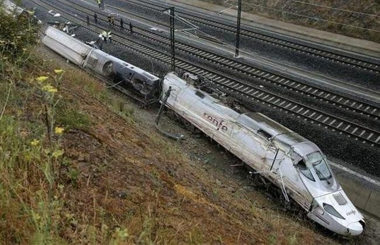 Los vagones siniestrados en la curva de A Grandeira.