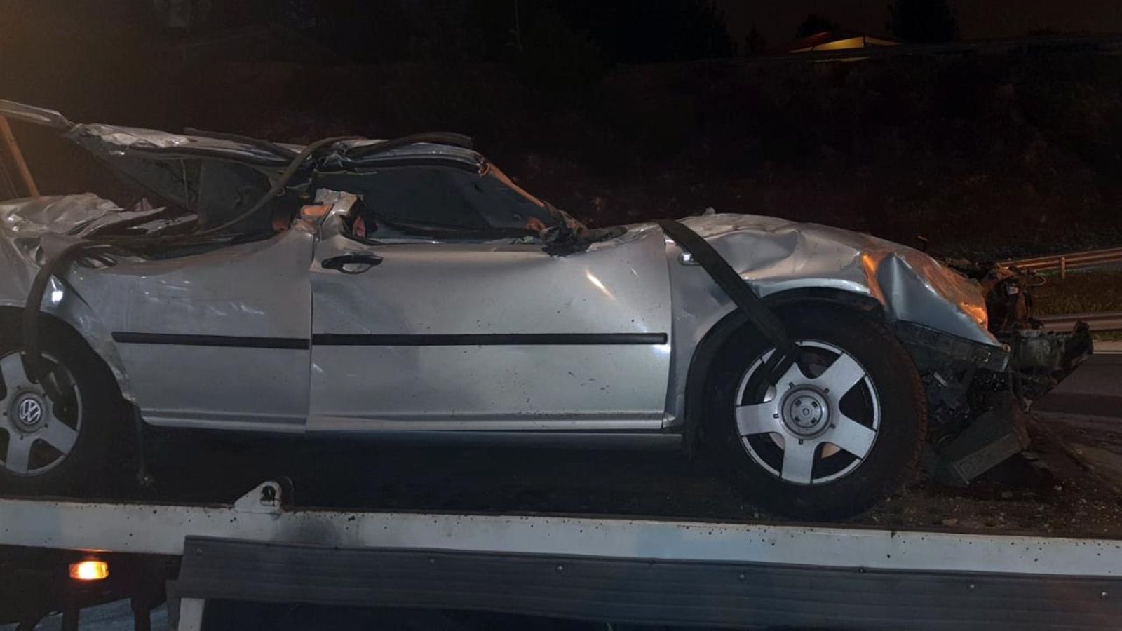 Estado en el que quedó el vehículo siniestrado en el puente de  O Piñeiral. LR