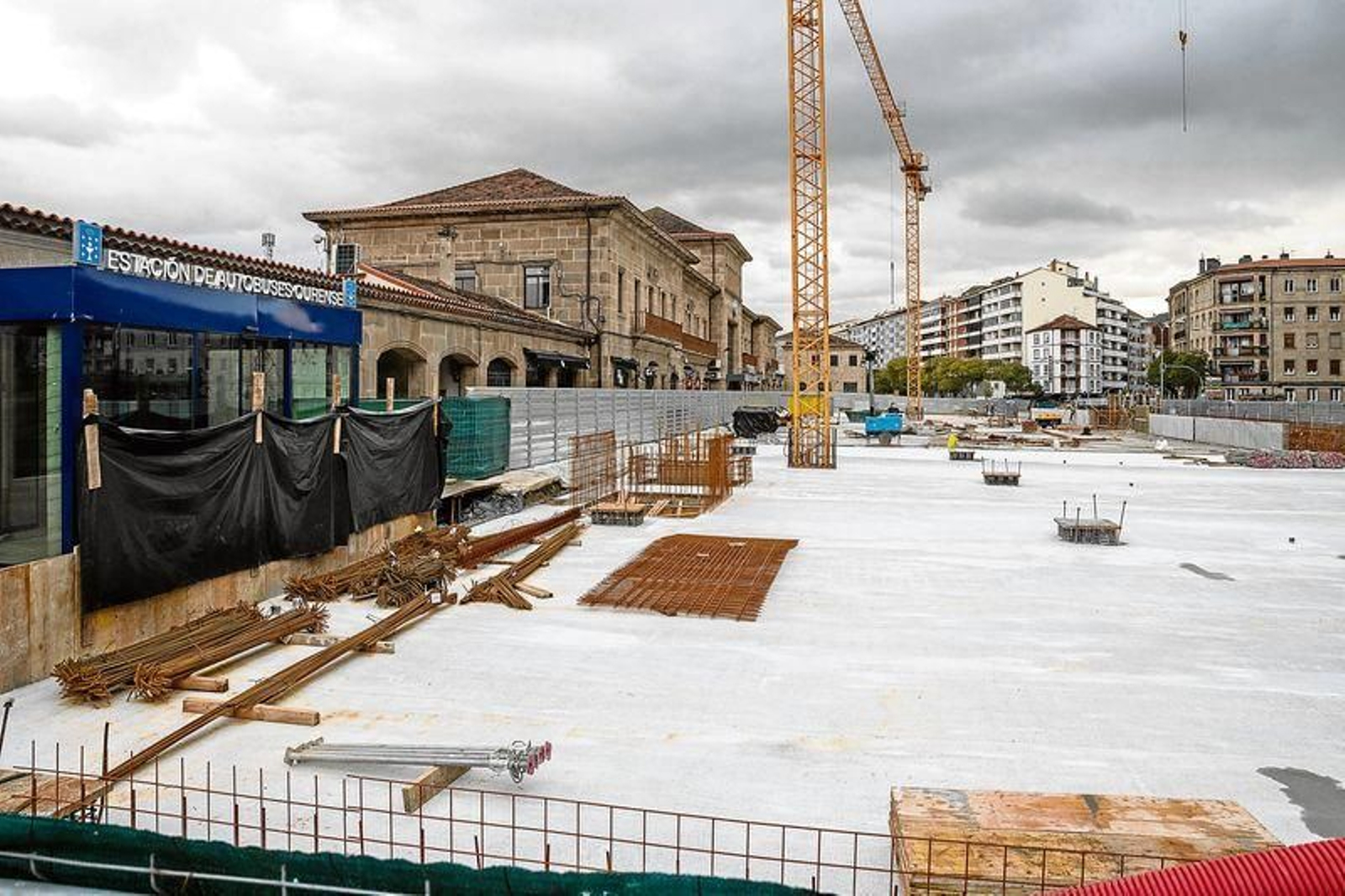 Estado de las obras en el exterior de la estación intermodal, ayer. Óscar Pinal