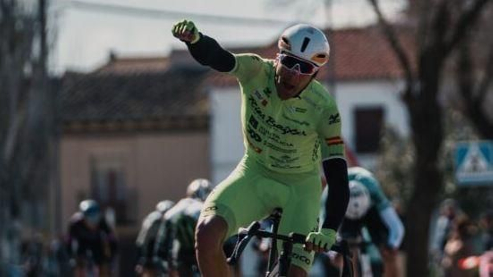 Fran Rus levanta el brazo para celebrar el triunfo en el Memorial Sanroma.