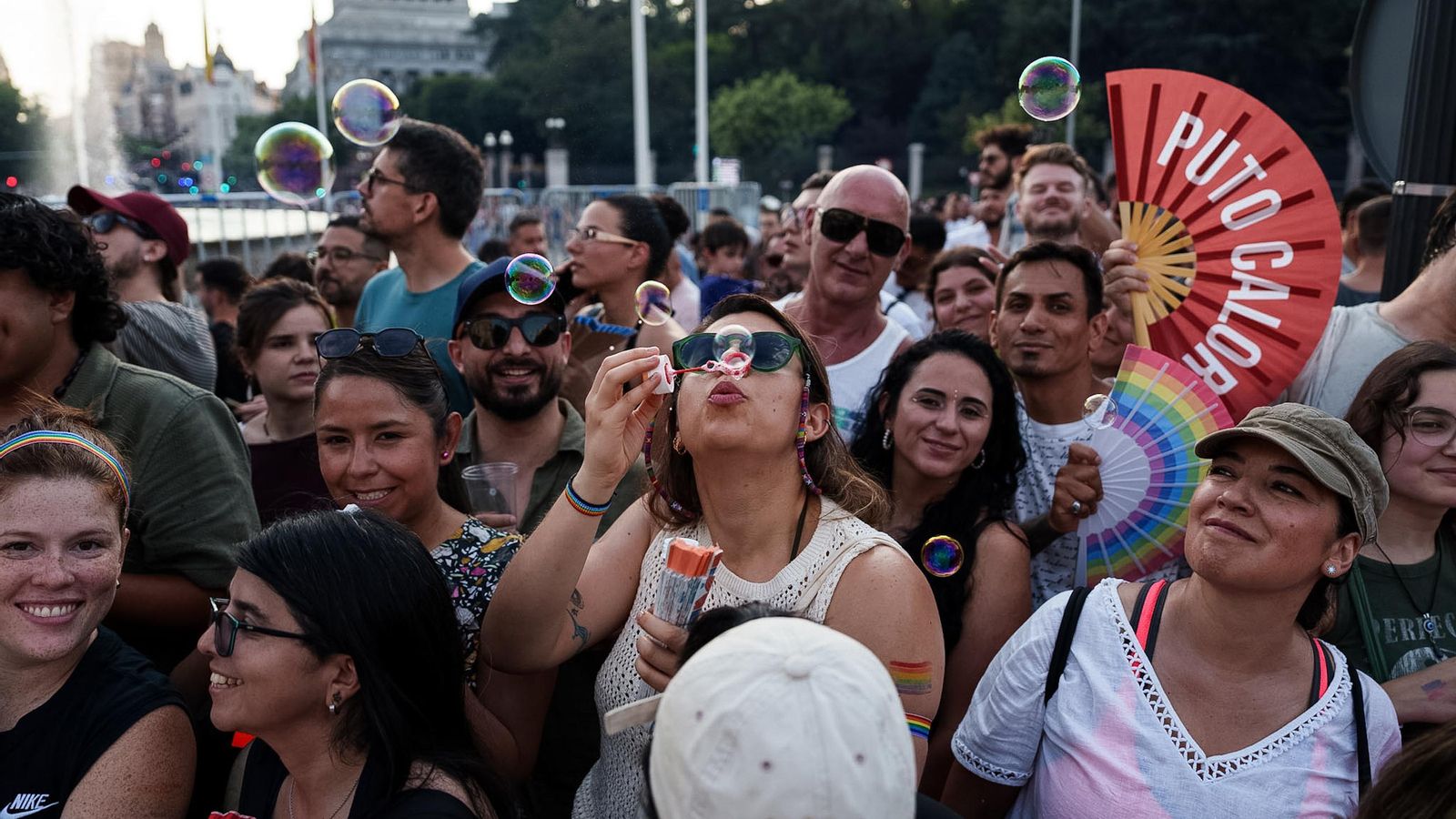 Los abanicos se convirtieron en un símbolo más de la jornada.