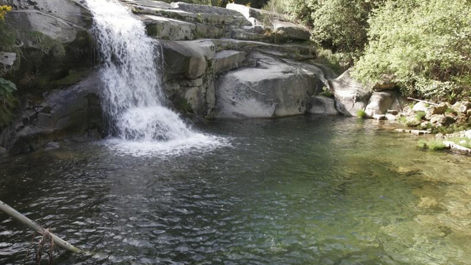 Las cristalinas aguas de las pozas de Melón (ARCHIVO).