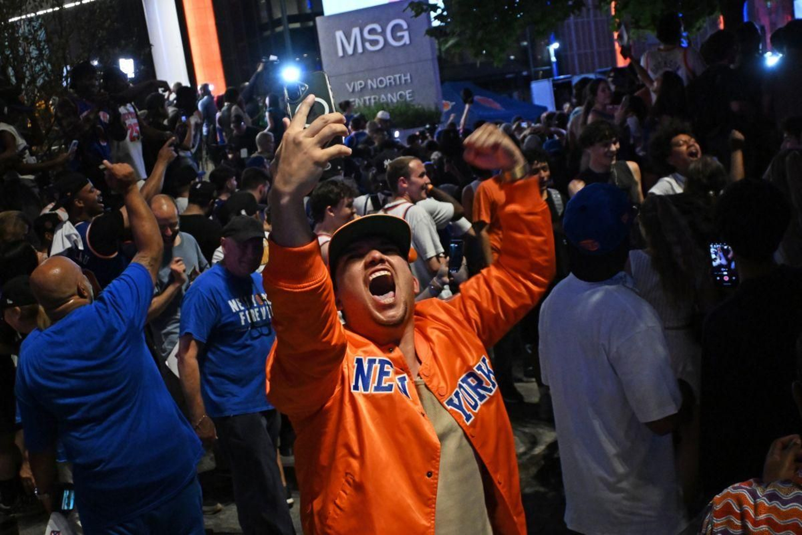 Un fan de los Knicks celebra eufórico el anillo de su equipo.