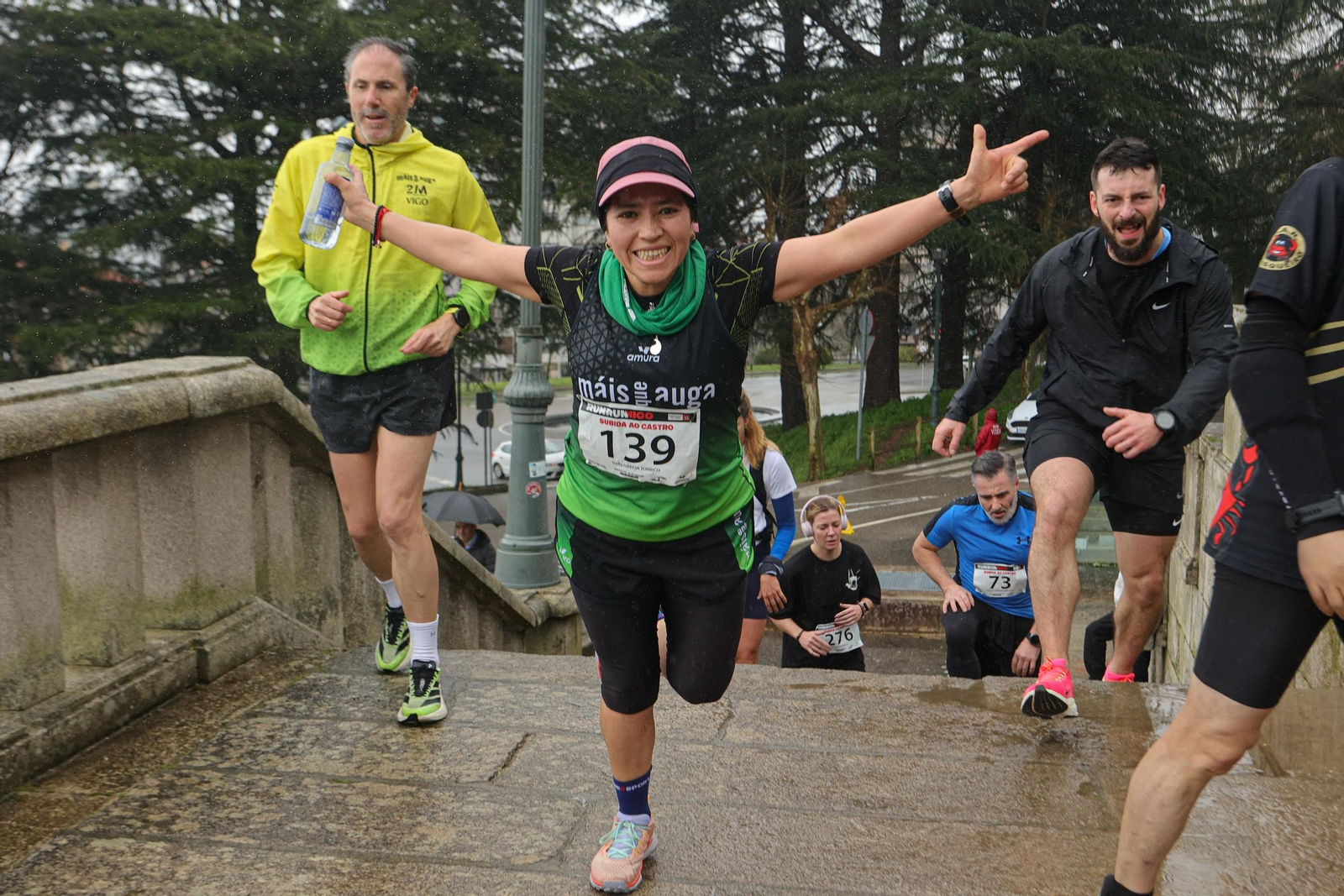 Galería | Cientos de atletas aguantan la lluvia en la Subida ao Castro