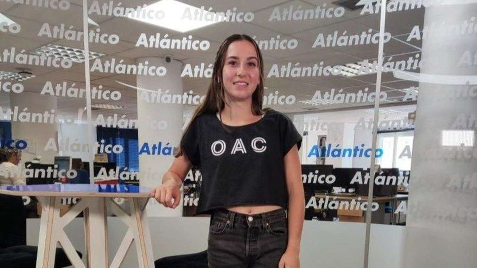 La canterana del Comesaña, cuando visitó el set de Atlántico con la camiseta de su ya exclub.