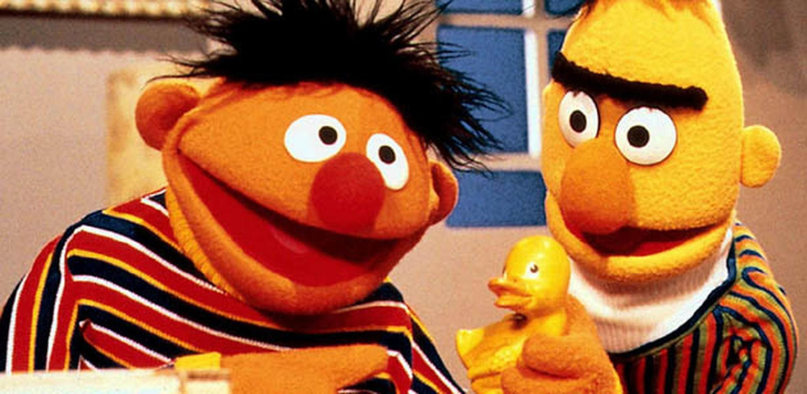 Epi y Blas juegan con un pequeño pato durante uno de los episodios de "Barrio Sésamo".