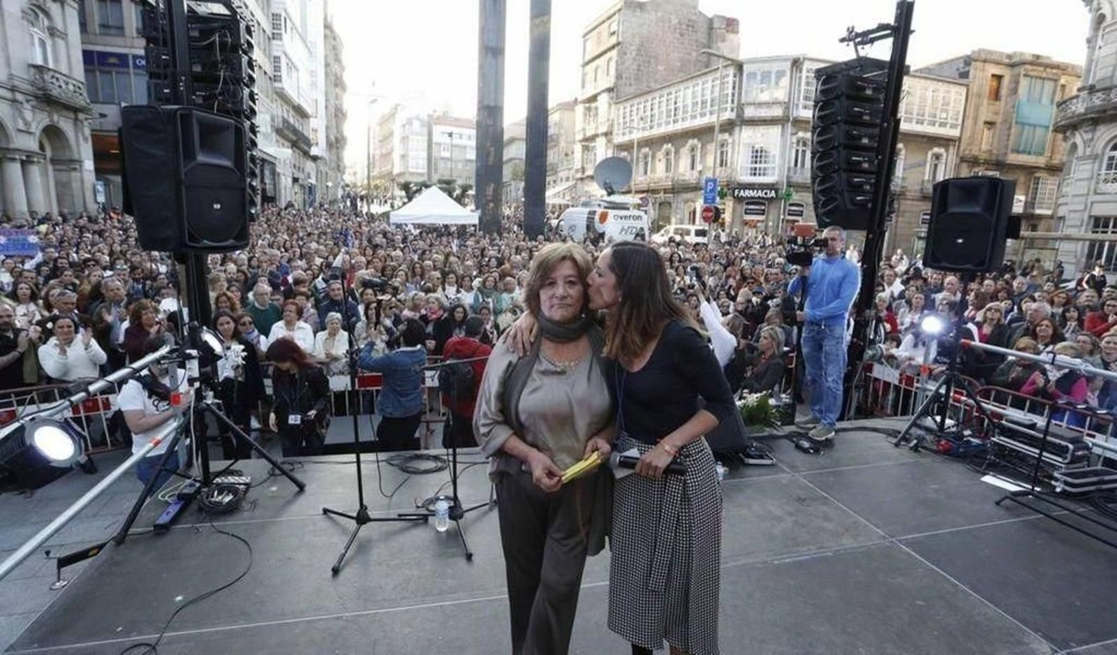 La madre y hermana de Déborah en 2019, en el homenaje a Déborah en Vigo.