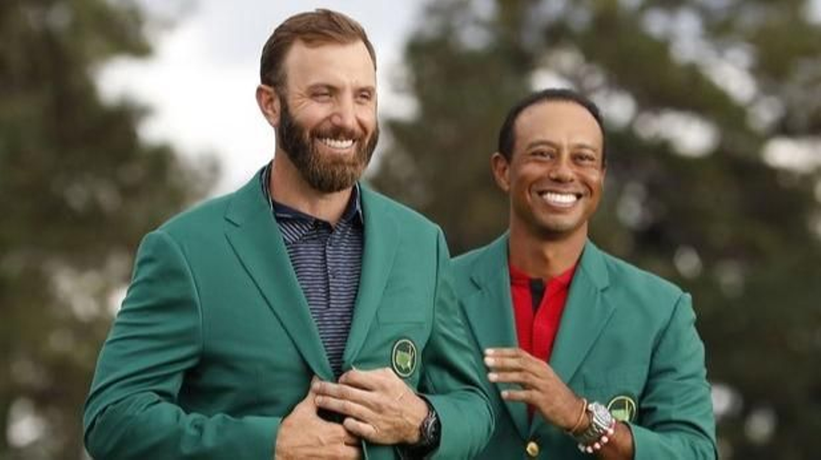 Dustin Johnson recibió la chaqueta verde de manos de Tiger Woods.