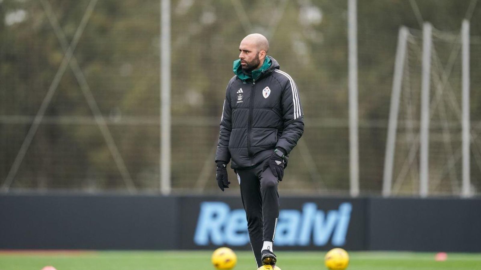 Claudio Giráldez, durante el entrenamiento de ayer en Mos.
