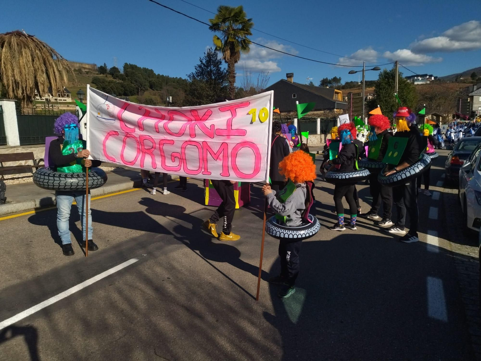 Galería | El desfile de Vilamartín citó  a casi una veintena de comparsas