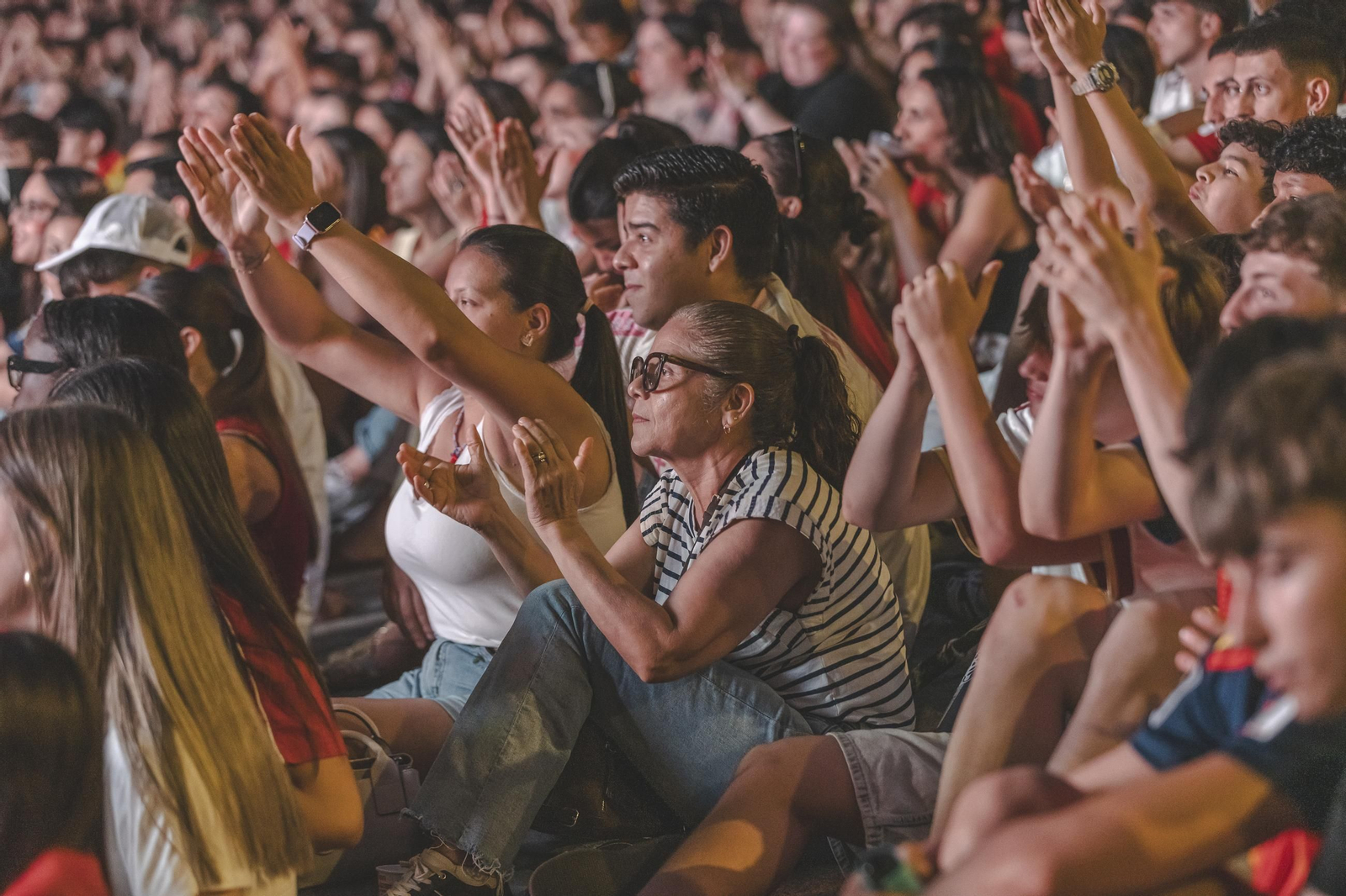 Galería | Camisetas, banderas y las calles de Ourense llenas de emoción por ver a España jugar los cuartos de final, en fotos
