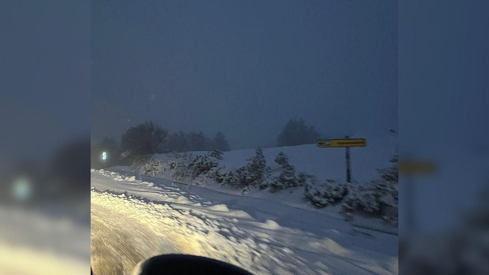 La nieve se apila a los bordes de la carretera, hay poca visibilidad