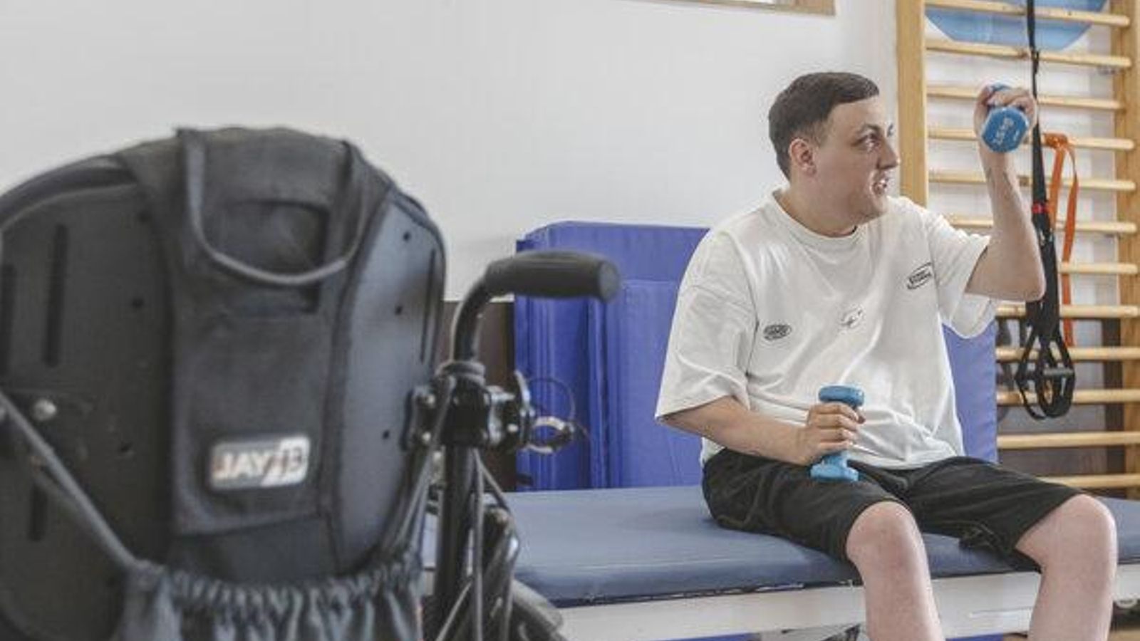 Iago haciendo ejercicios de fuerza para su rehabilitación en NeuroBurgas.