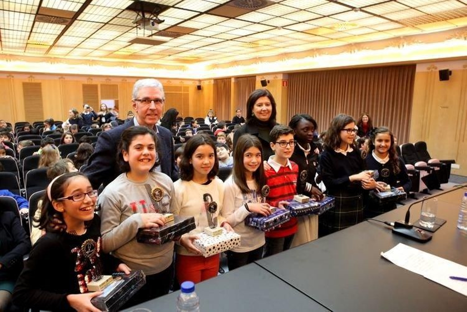 Los alumnos ganadores con Marga Martín y Conde Corbal. (MARCOS ATRIO)