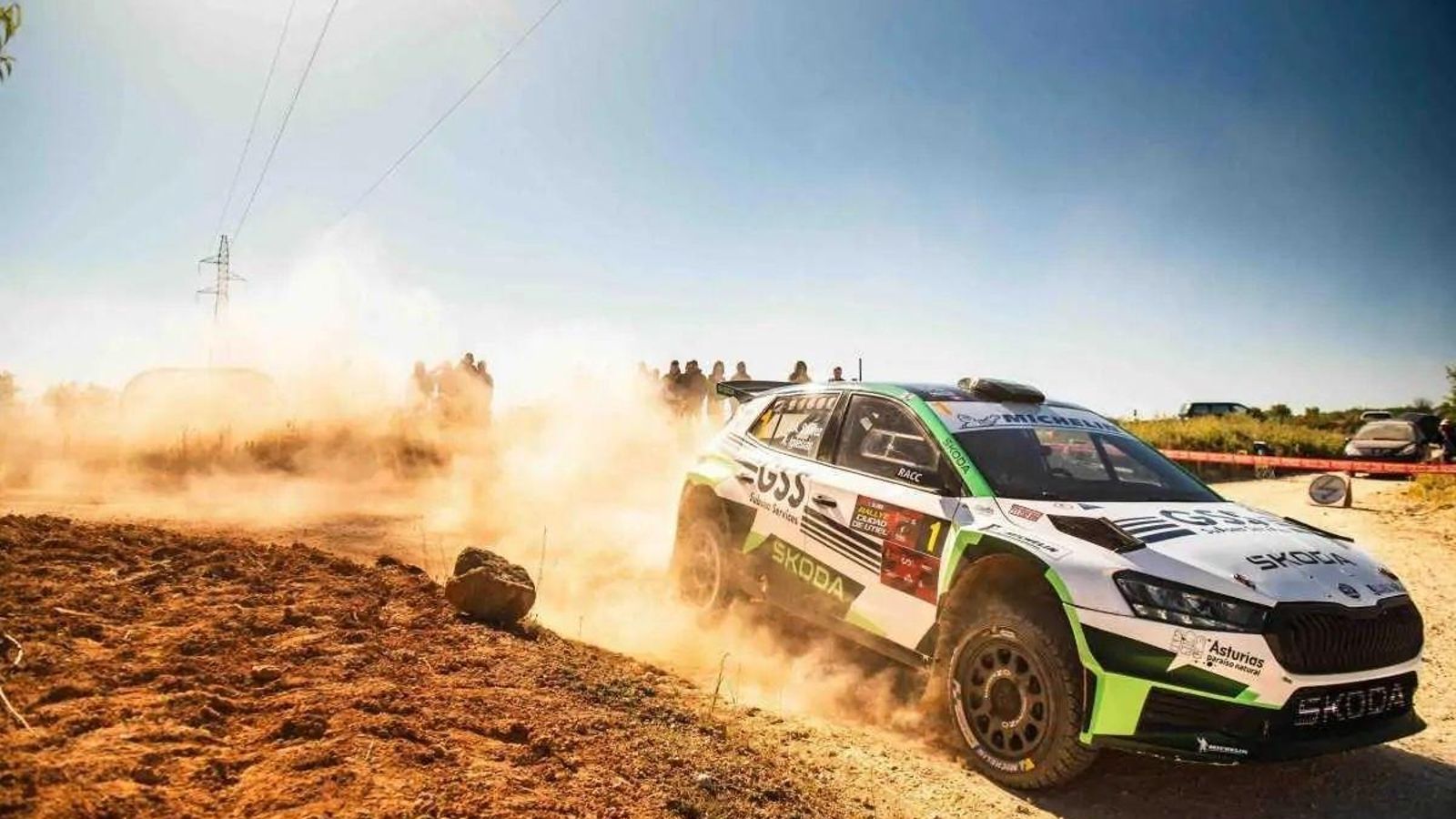 José Antonio Cohete Suárez conduce hasta la victoria en Utiel el Skoda Fabia RS Rally2 .