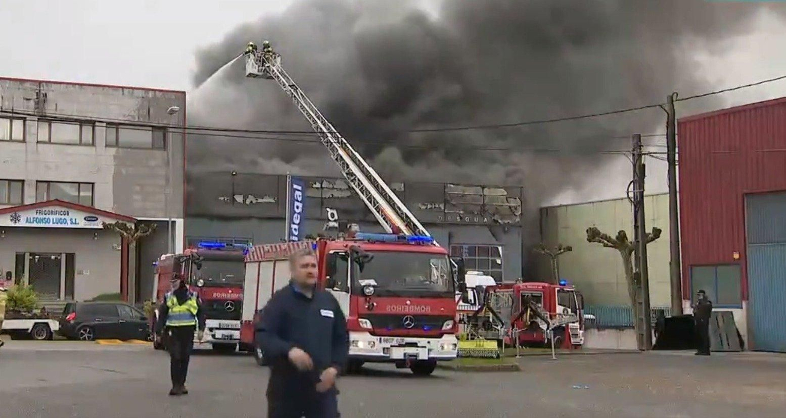 Imagen de la nave del incendio en el polígono de O Ceao (Imágenes cedidas por Televisión de Galicia).
